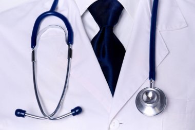 Ofiste steteskoplu bir tıp doktoru var.