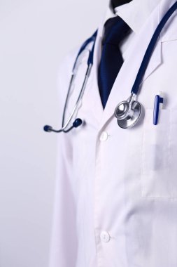 Ofiste steteskoplu bir tıp doktoru var.