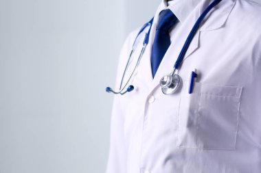 Ofiste steteskoplu bir tıp doktoru var.