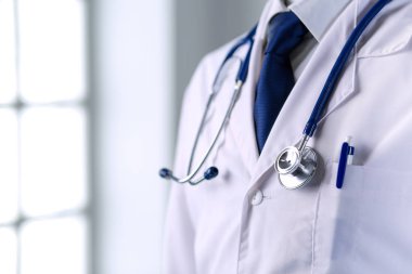 Ofiste steteskoplu bir tıp doktoru var.