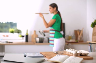 Kadın mutfakta pasta yapıyor.