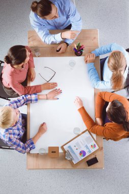 İş adamları toplantıda, ofiste oturup tartışıyorlar.