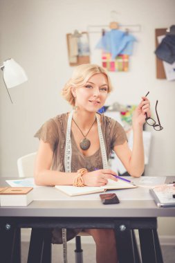 Stüdyoda çalışan genç moda tasarımcısı.