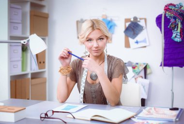 Stüdyoda çalışan genç moda tasarımcısı.