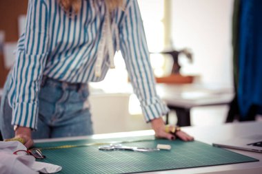 moda tasarımcısı olarak stüdyonun tasarımları üzerinde çalışıyor