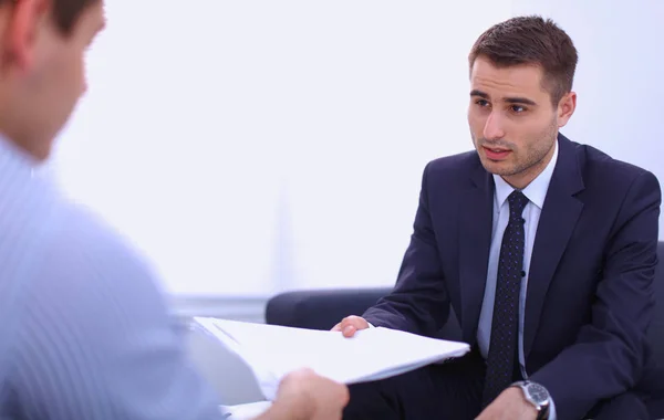 Gente de negocios hablando en la reunión en la oficina —  Fotos de Stock