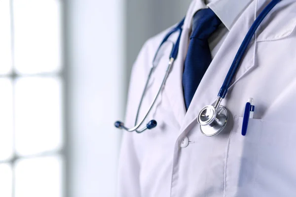 Ofiste steteskoplu bir tıp doktoru var.