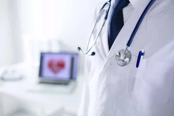 Médico con estetoscopio de pie en el consultorio — Foto de Stock