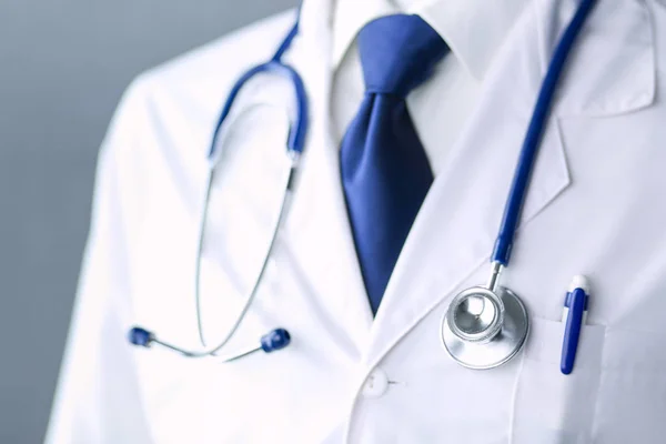 Médecin avec stéthoscope debout au bureau — Photo