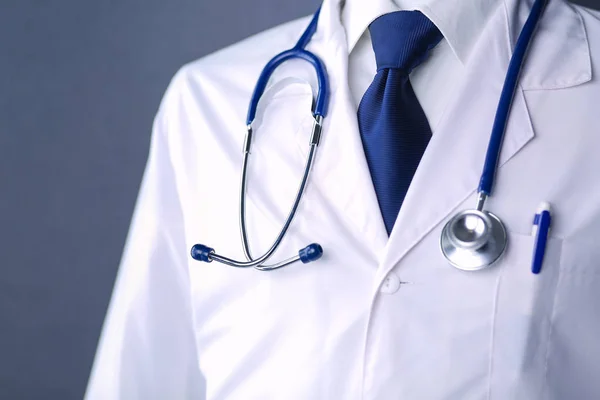 Médecin avec stéthoscope debout au bureau — Photo