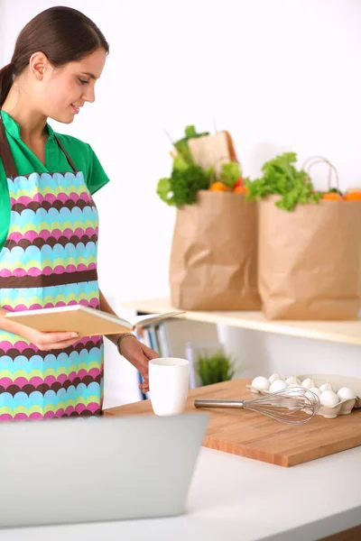 Donna sta facendo torte in cucina — Foto Stock