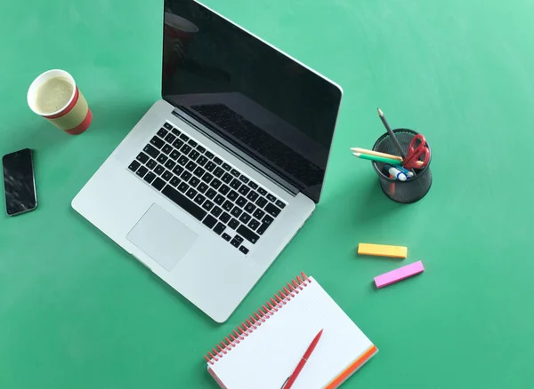 Рабочий стол с ноутбуком, плоский уголок — стоковое фото