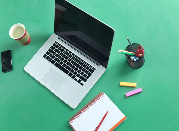 Mesa de trabajo con ordenador portátil, plano — Foto de Stock