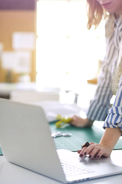 Fashion designer working on her designs in the studio — Stock Photo, Image