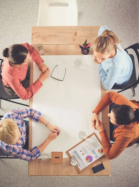 Geschäftsleute sitzen und diskutieren bei Besprechungen, im Büro — Stockfoto