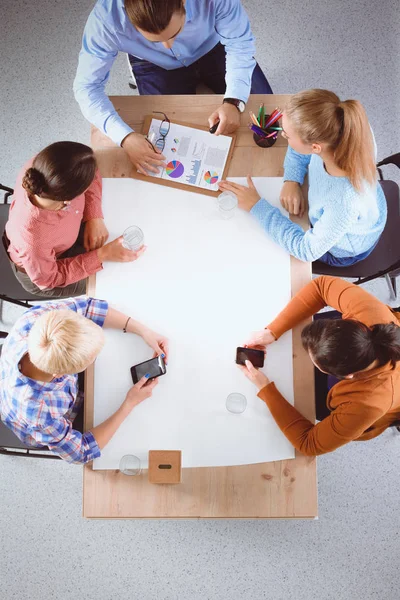 Geschäftsleute sitzen und diskutieren bei Besprechungen, im Büro — Stockfoto