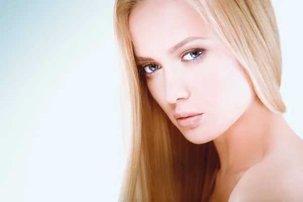 Bellezza. Ritratto di giovane donna su sfondo bianco — Foto Stock