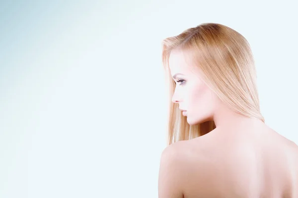 Beleza. Retrato de uma jovem mulher no fundo branco — Fotografia de Stock