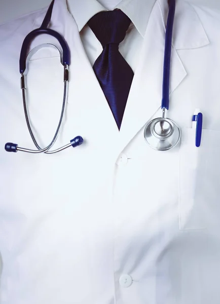 Lékař se stetoskopem stojící v úřadu — Stock fotografie