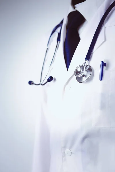 Médecin avec stéthoscope debout au bureau — Photo