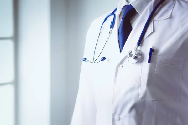 Médecin avec stéthoscope debout au bureau — Photo