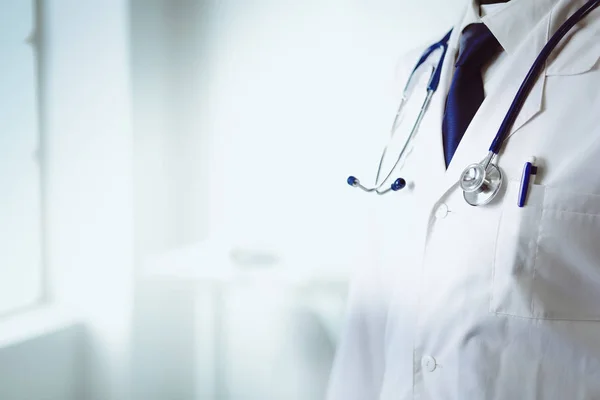 Medico con uno stetoscopio in piedi in ufficio — Foto Stock