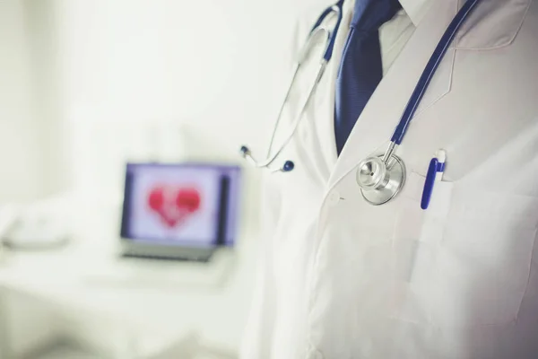 Medico con uno stetoscopio in piedi in ufficio — Foto Stock