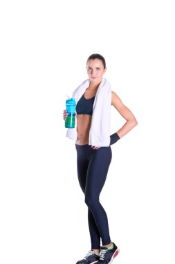 Beyaz arka plan üzerinde izole bir havlu ile duran genç güzel spor kadın.