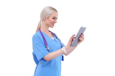 Dijital tablet kullanan ve beyaz arka planda duran bir kadın doktor. Kadın doktorlar.