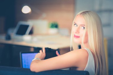 Genç fotoğrafçı ve iş yerinde grafik tasarımcı