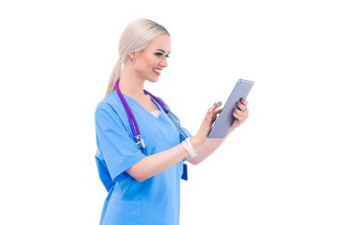 Dijital tablet kullanan ve beyaz arka planda duran bir kadın doktor. Kadın doktorlar.