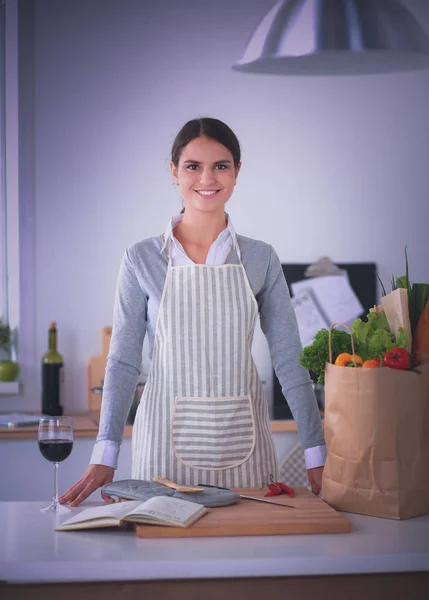 Mujer haciendo comida saludable de pie sonriendo en la cocina — Foto de Stock