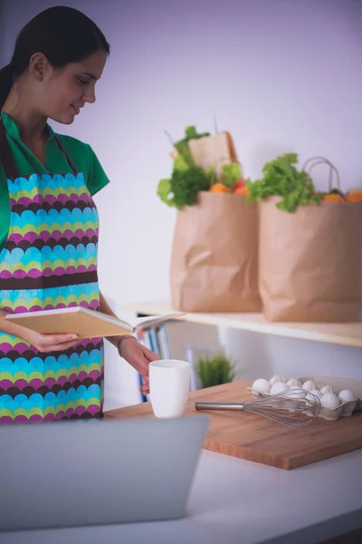 Vrouw bakt taarten in de keuken. — Stockfoto