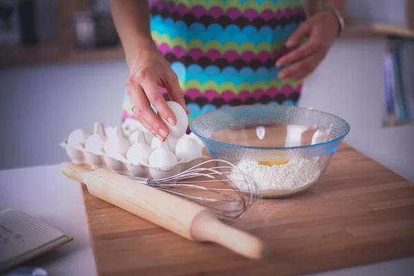 Γυναίκα φτιάχνει κέικ στην κουζίνα. — Φωτογραφία Αρχείου