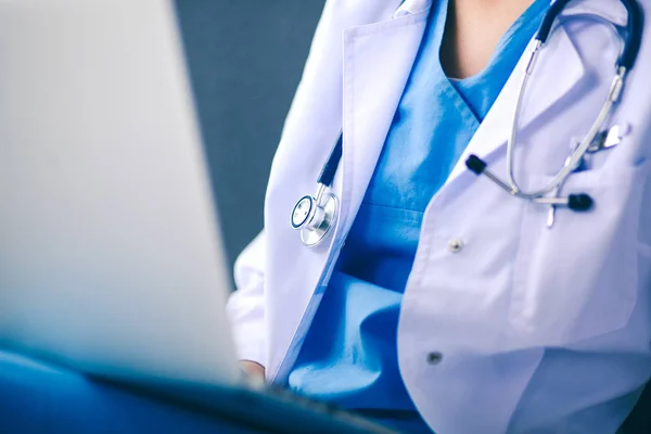 Medico donna con stetoscopio isolato su sfondo grigio — Foto Stock