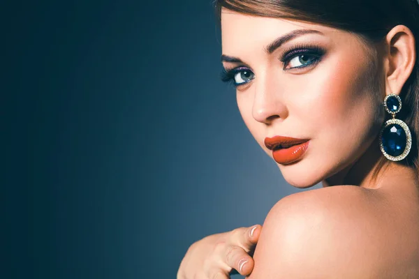 Jovem mulher bonita com cabelos longos posando em vestido de noite azul — Fotografia de Stock