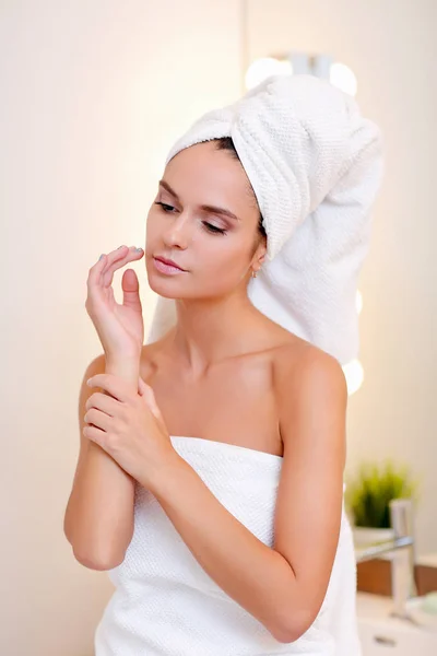 Jeune femme attrayante debout devant le miroir de salle de bain — Photo