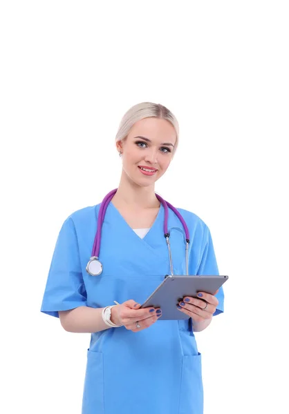 Médica usando um comprimido digital e de pé sobre fundo branco. Mulheres médicas. — Fotografia de Stock