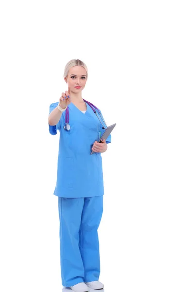Médica usando um comprimido digital e de pé sobre fundo branco. Mulheres médicas. — Fotografia de Stock