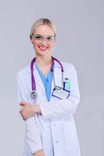 Portret van een vrouwelijke arts die tegen een geïsoleerde witte achtergrond staat. Vrouwelijke dokter. — Stockfoto