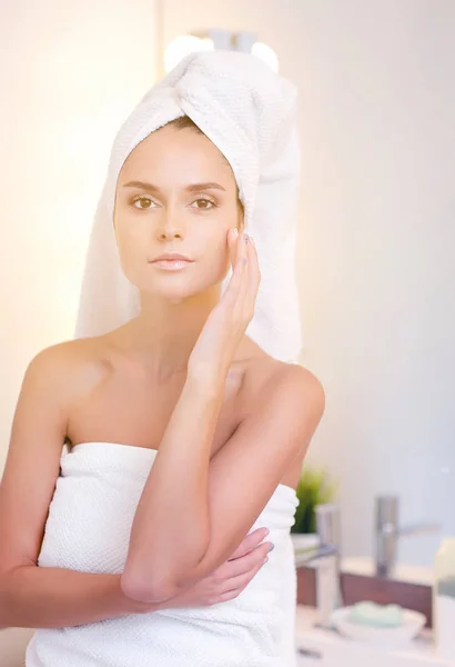 Jeune femme attrayante debout devant le miroir de salle de bain — Photo