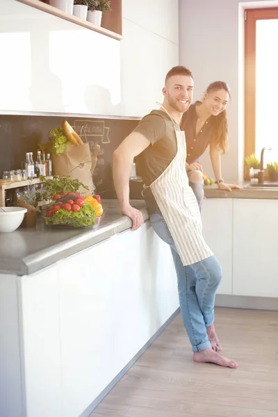 Hermosa pareja joven se divierte en la cocina en casa —  Fotos de Stock