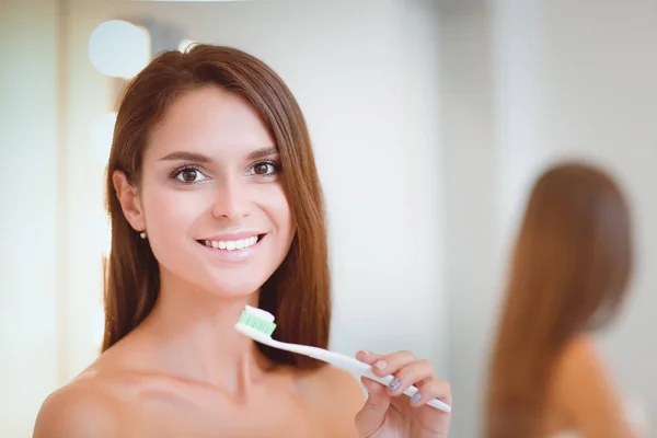 Ritratto di una giovane ragazza che si pulisce i denti — Foto Stock