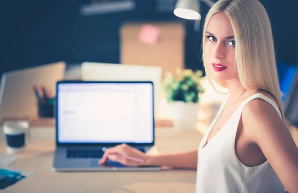 Stilisti che lavorano in studio seduti sulla scrivania. — Foto Stock