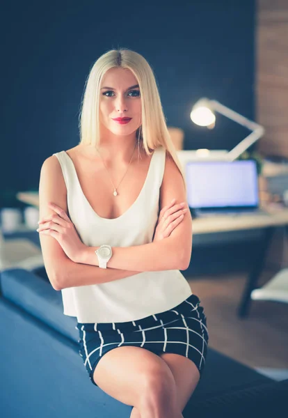 Modeskapare som arbetar i studio sittande på skrivbordet. — Stockfoto