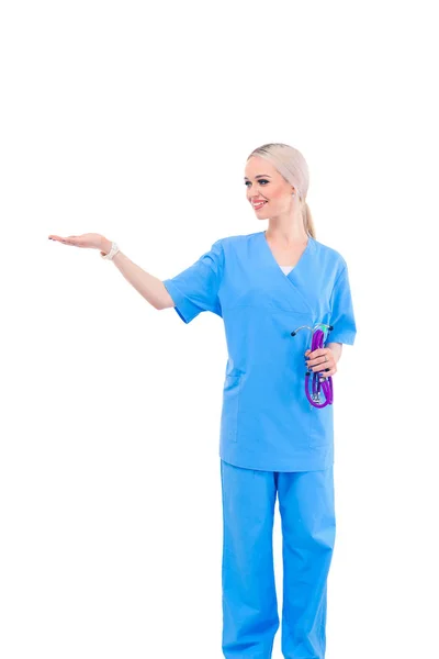 Retrato de una doctora señalando, de cerca, aislada sobre fondo blanco. Mujer doctora —  Fotos de Stock