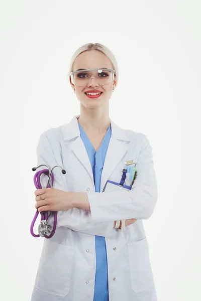 Portret van een vrouwelijke arts die tegen een geïsoleerde witte achtergrond staat. Vrouwelijke dokter. — Stockfoto