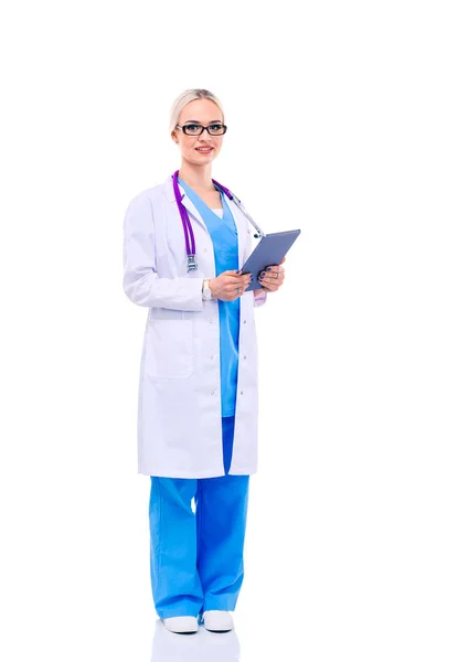 Médico femenino usando una tableta digital y de pie sobre fondo blanco. Mujeres doctores. — Foto de Stock