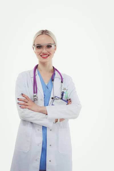 Portrait de femme médecin debout sur fond blanc isolé. Femme médecin. — Photo