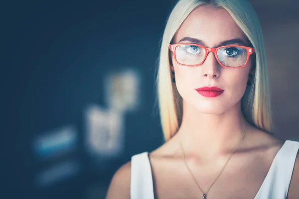 Porträtt av en verkställande professionell mogna affärskvinna sitter på kontoret — Stockfoto